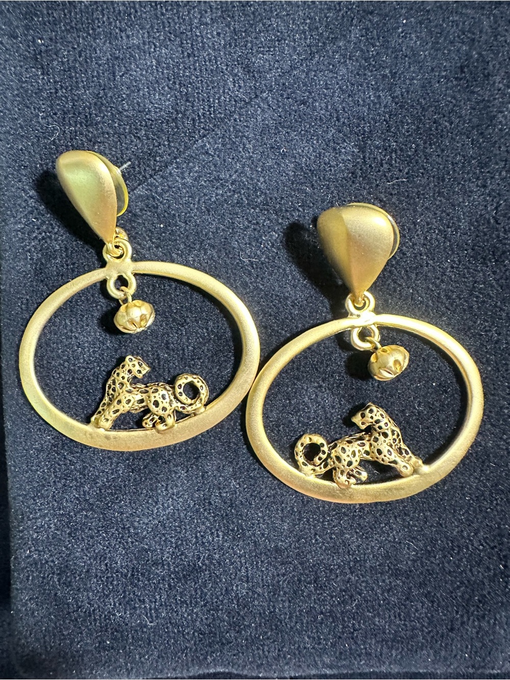 Vtg: Matte Gold Safari Jaguar Oversized Dangle Earrings - Picture 6 of 8